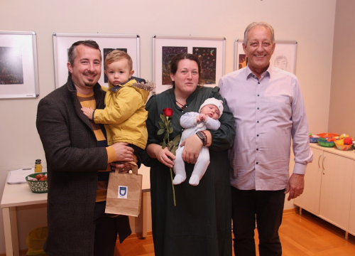 Fotografija 2 - Babyboom u Vodicama: Ove godine 90 novorođenih, gradonačelnik poklonio eure i prigodne darove