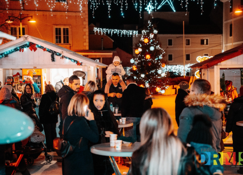 Djed Mraz u Drnišu: Glazbeno-plesni spektakl i radionica za mališane