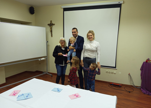 Caritas župe Vodice darivao obitelji s troje i više djece
