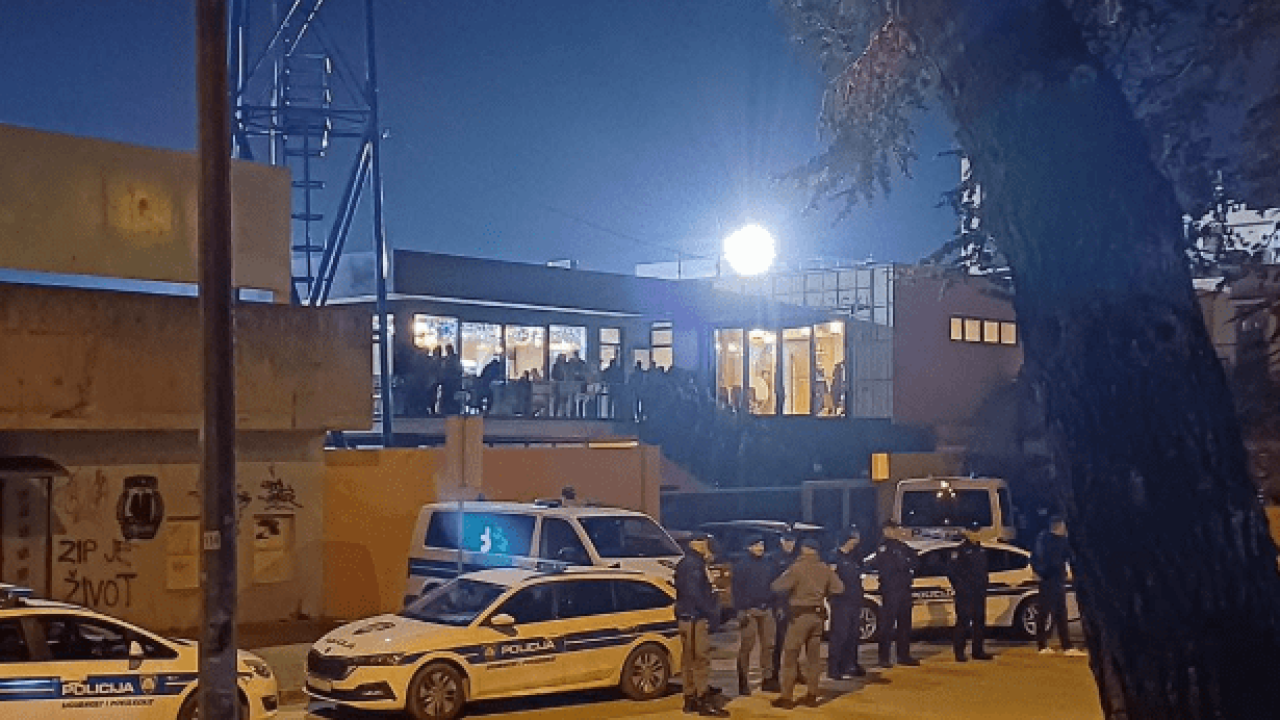 Dočekala ih policija: Torcidaši u redovima na Šubićevcu čekali na kupnju karata za utakmicu Šibenik-Hajduk