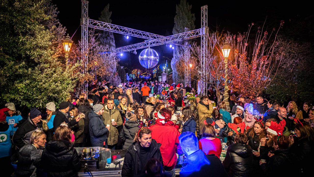 Na Sajmiću se već kupuju pokloni, a večeras nas čeka svima omiljena Fritulada