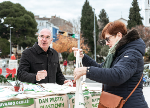 Fotografija 8 - Vrećice planule kao svjećice: Zeleni grad podijelio malo brdo platnenih kesa na Poljani