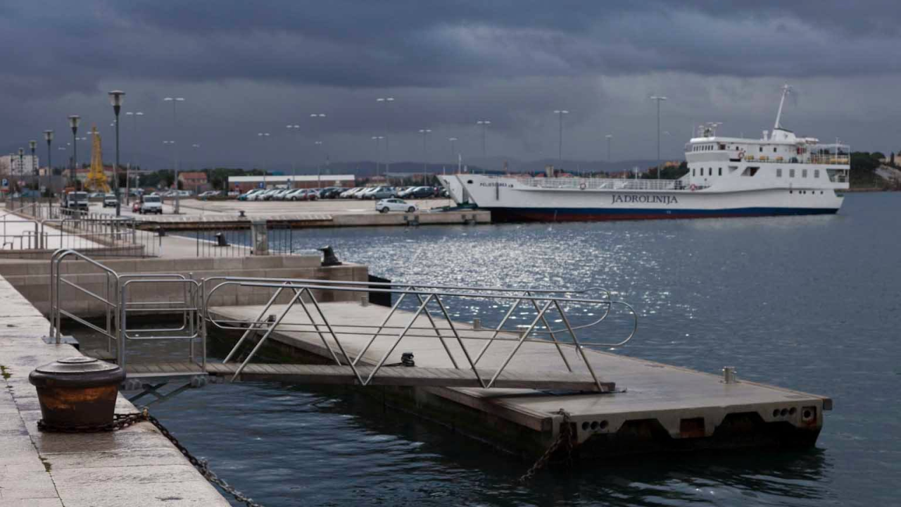 Zbog loših vremenskih uvjeta u prekidu trajektna linija prema Kapriju i Žirju