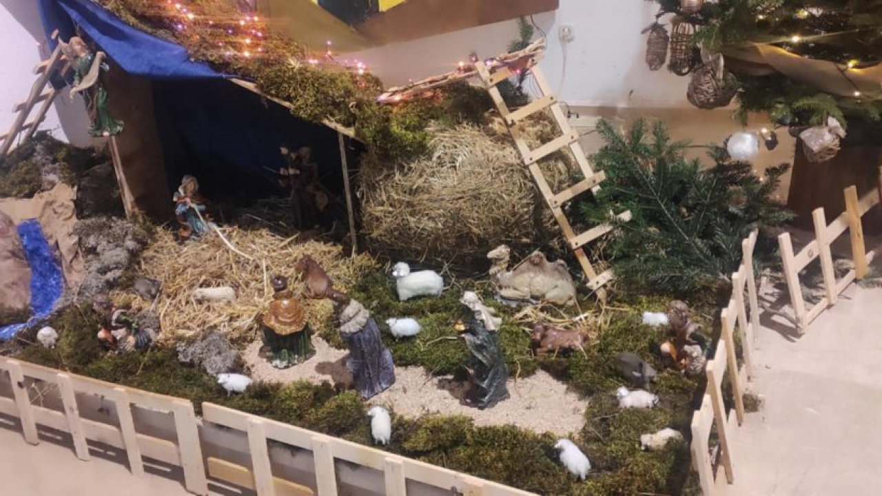 Djeca iz Golubića razveselila starije i nemoćne kolačima i jaslicama