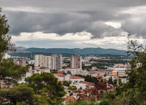 Pretežno oblačno i vjetrovito