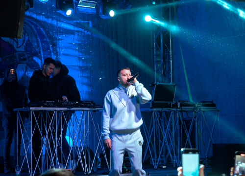 Fotografija 4 - Grše napunio park, a bura nije omela Šibenčane da uglas pjevaju njegove najveće hitove