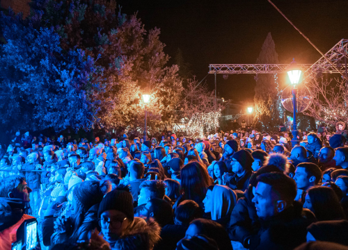 Fotografija 10 - Grše napunio park, a bura nije omela Šibenčane da uglas pjevaju njegove najveće hitove