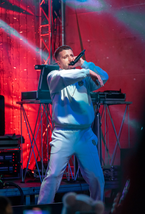 Grše napunio park, a bura nije omela Šibenčane da uglas pjevaju njegove najveće hitove