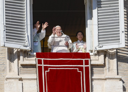 Papa Franjo na Božić pozvao na mirovne pregovore u Ukrajini