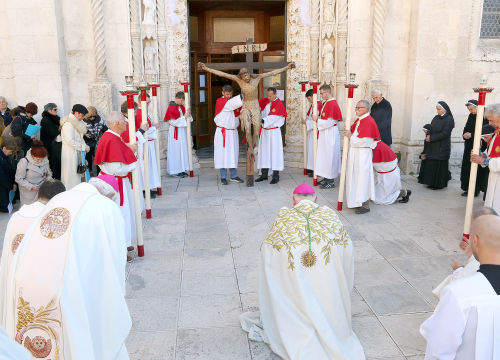 Fotografija 11 - Biskup Tomislav Rogić otvorio Jubilarnu godinu u Šibenskoj biskupiji