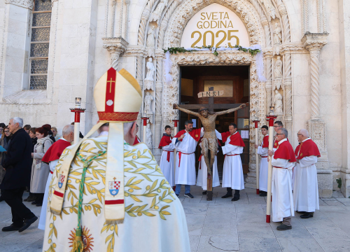 Fotografija 13 - Biskup Tomislav Rogić otvorio Jubilarnu godinu u Šibenskoj biskupiji