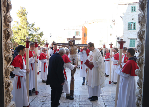 Fotografija 9 - Biskup Tomislav Rogić otvorio Jubilarnu godinu u Šibenskoj biskupiji