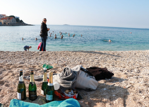 Fotografija 12 - Hrabri primoštenski kupači nastavili tradiciju novogodišnje banjade