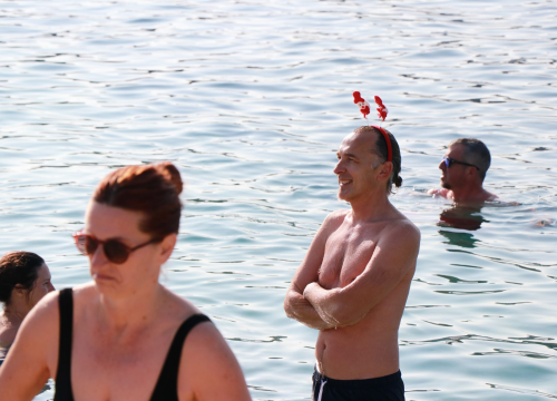 Fotografija 2 - Hrabri primoštenski kupači nastavili tradiciju novogodišnje banjade