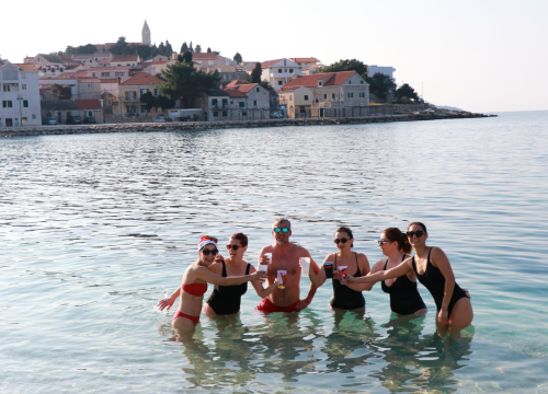 Fotografija 5 - Hrabri primoštenski kupači nastavili tradiciju novogodišnje banjade