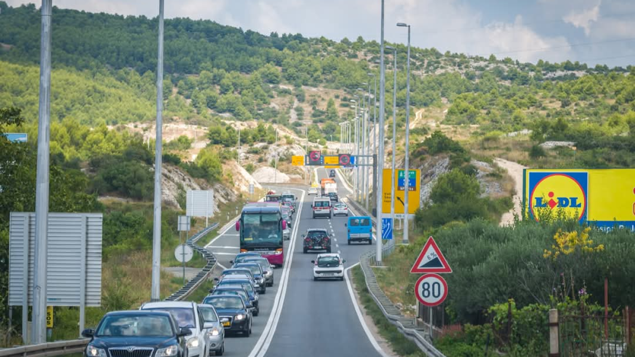 Kolnici mjestimice vlažni i skliski, zbog magle smanjena vidljivost