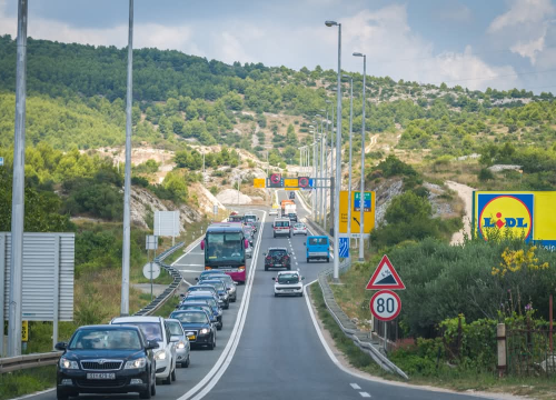 Kolnici mjestimice vlažni i skliski, zbog magle smanjena vidljivost