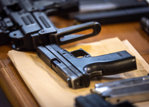 Policija u Rogoznici pretragom kuće i auta 66-godišnjaka pronašla pušku i hrpu streljiva