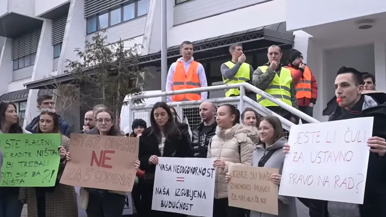 Fizioterapeuti prosvjedovali ispred Ministarstva zdravstva: ‘Naše diplome skupljaju prašinu’