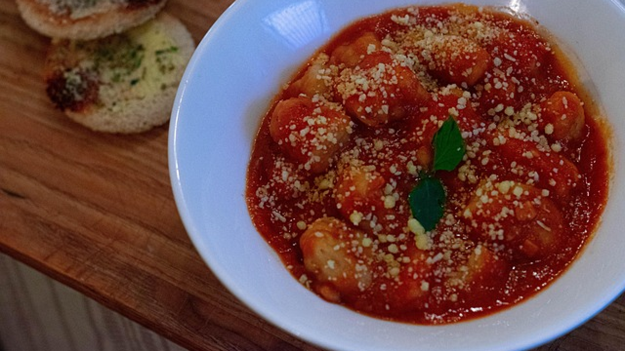 Njoki su uvijek dobra ideja za brz i fin obrok. Evo par recepata