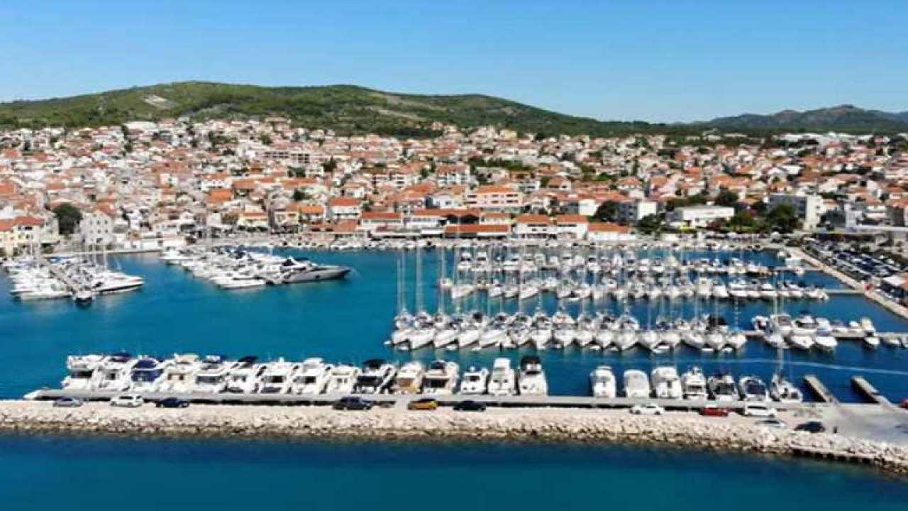 Grad Vodice kreće u rekonstrukciju Artine: Nova šetnica uz marinu, ozelenjavanje, moderna rasvjeta...