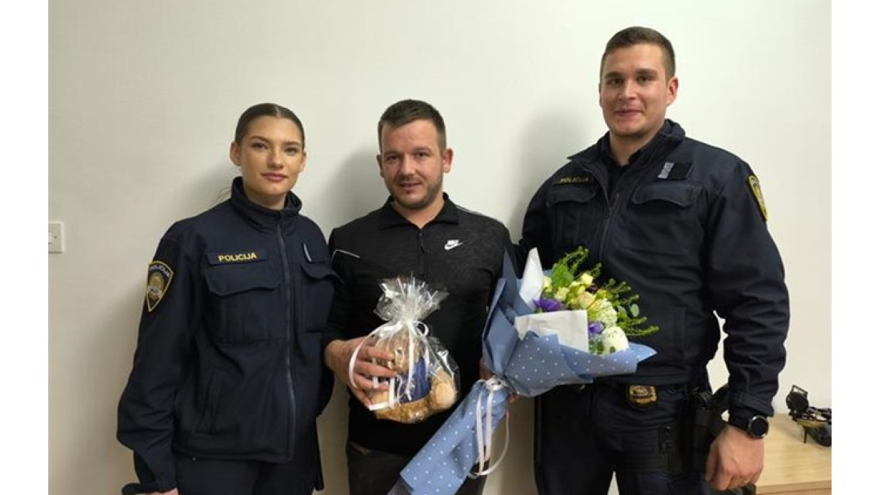 Što brže do rodilišta: Policajci pod rotirkama dopratili trudnicu do rodilišta pa novorođenom dječaku poklonili plavog medu