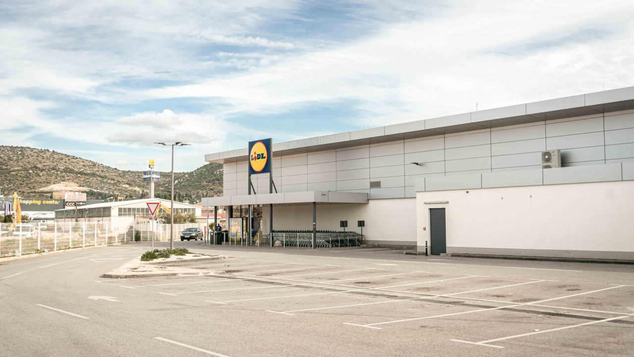 Parkirališta trgovačkih centara u Šibeniku zjape prazna, no onaj ispred Kauflanda mogao bi vas zavarati