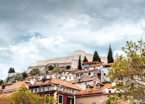 Sunčano, oborine moguće od sredine dana