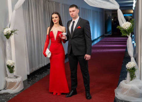 Fotografija 7 - FOTOGALERIJA Zavirite na spektakularni Maturalni ples Ekonomske škole (1)