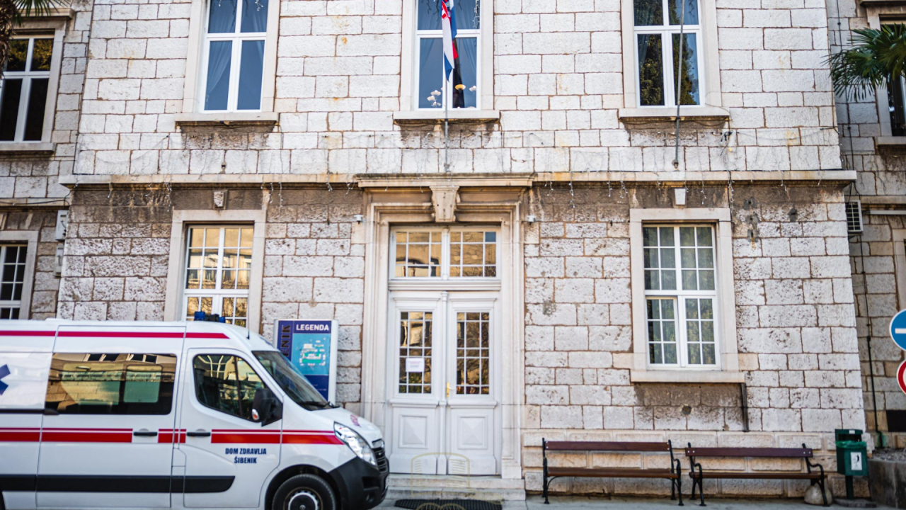 U prometnoj nesreći u centru grada motociklist zadobio teške tjelesne ozljede