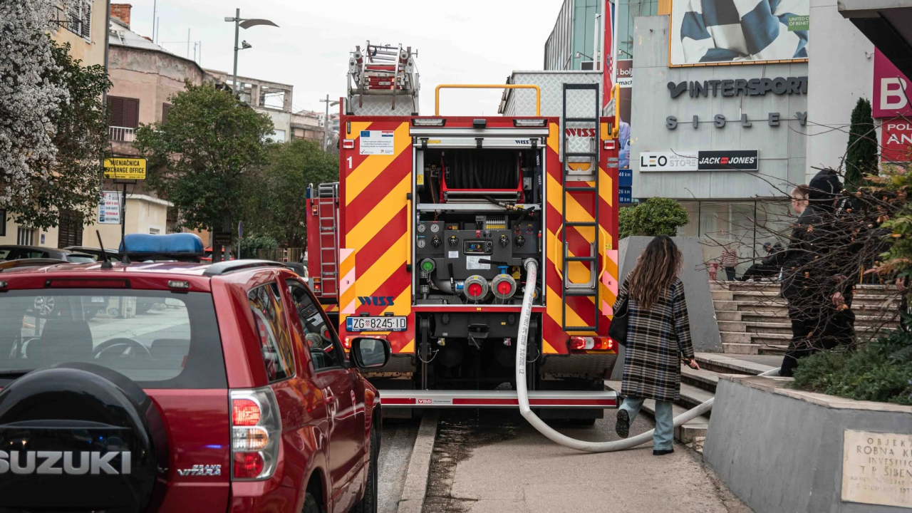 Šest intervencija šibenskih vatrogasaca: Najveći požar izbio u hali na Bikarcu