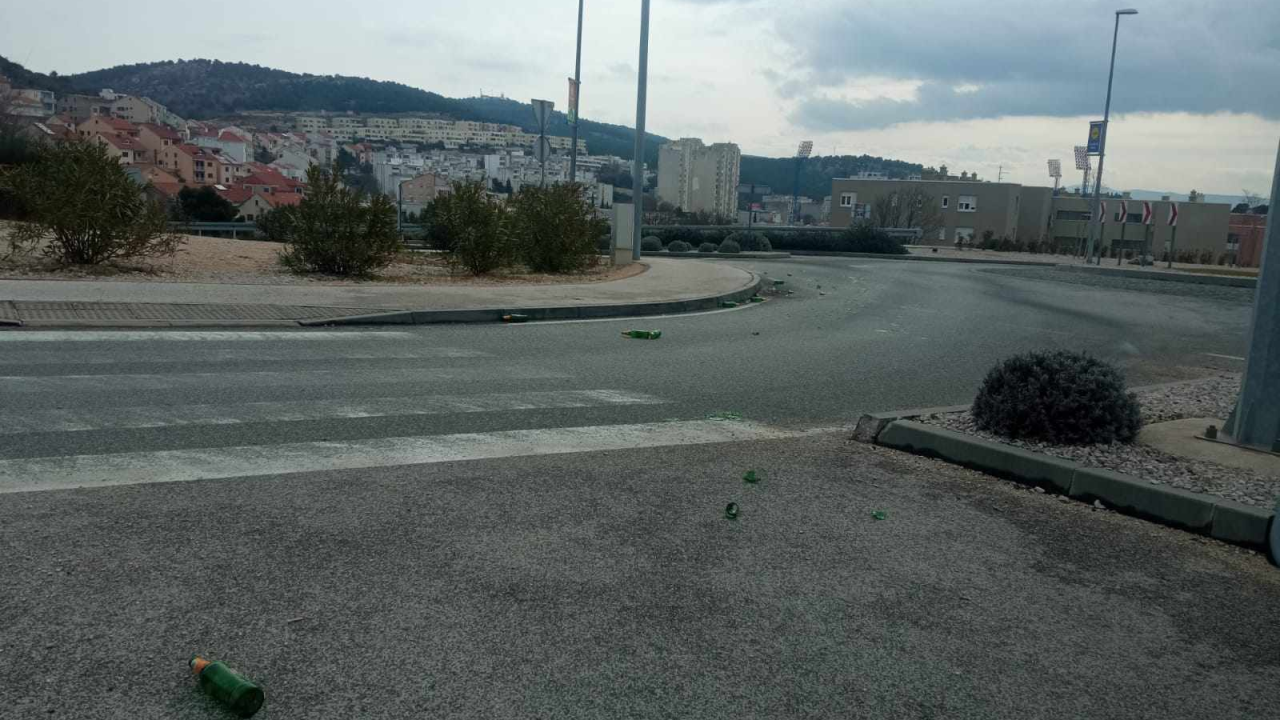 Vozači pripazite: Na kružnom toku na Meterizama razbacane su staklene boce