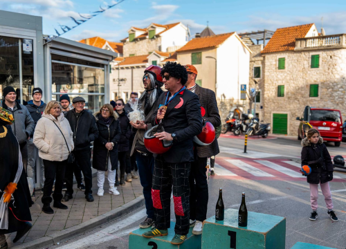 Fotografija 5 - Smijeh i adrenalin zavladali vodičkim ulicama: Trka karića vratila se u velikom stilu