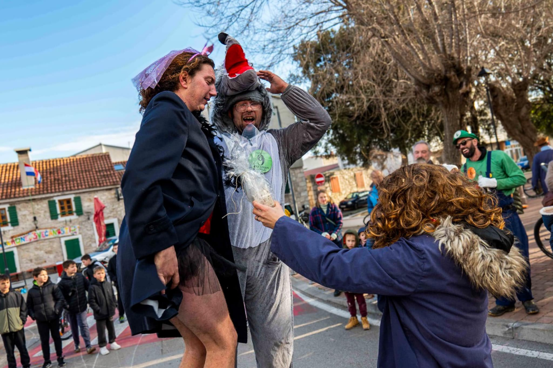 Smijeh i adrenalin zavladali vodičkim ulicama: Trka karića vratila se u velikom stilu
