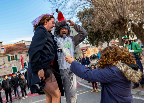 Fotografija 7 - Smijeh i adrenalin zavladali vodičkim ulicama: Trka karića vratila se u velikom stilu