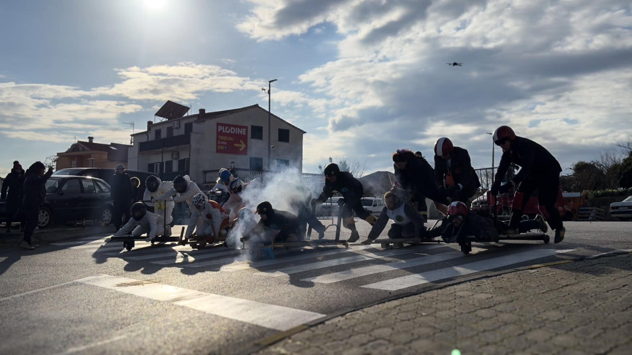 Smijeh i adrenalin zavladali vodičkim ulicama: Trka karića vratila se u velikom stilu