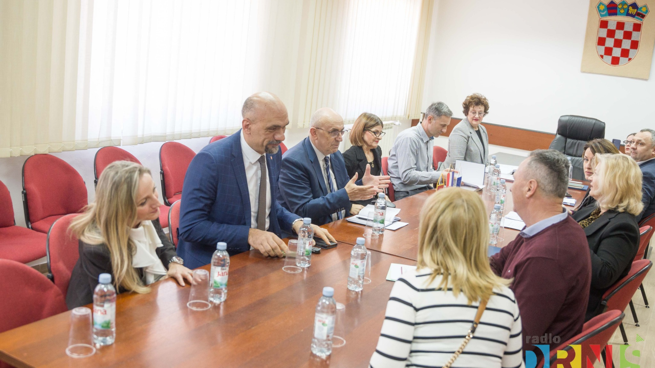 Župan Jelić i gradonačelnik Drniša uručili 13 ključeva stanarima višestambene zgrade