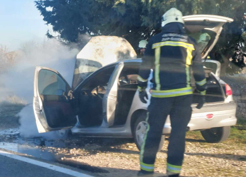 Zapalio se automobil na Konjevratima, policija i vatrogasci na terenu