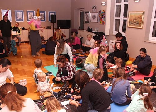 Fotografija 13 - U vodičkoj knjižnici održana radionica izrade maski i pričaonica