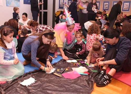 Fotografija 15 - U vodičkoj knjižnici održana radionica izrade maski i pričaonica