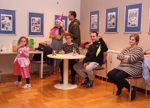 Fotografija 12 - U vodičkoj knjižnici održana radionica izrade maski i pričaonica