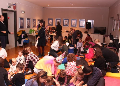 Fotografija 14 - U vodičkoj knjižnici održana radionica izrade maski i pričaonica