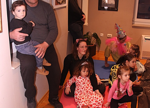 Fotografija 8 - U vodičkoj knjižnici održana radionica izrade maski i pričaonica