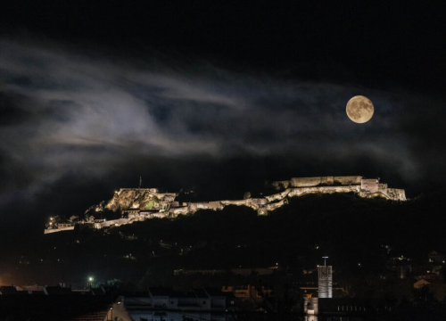 Čarolija osvijetljene Kninske tvrđave: Ne propustite izložbu fotografija članova Foto kluba Knin