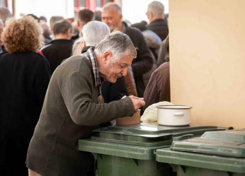 Fotografija 1 - Vremenski uvjeti ovog puta idealni: Šibenski obrtnici građanima podijelili 1000 porcija bakalara