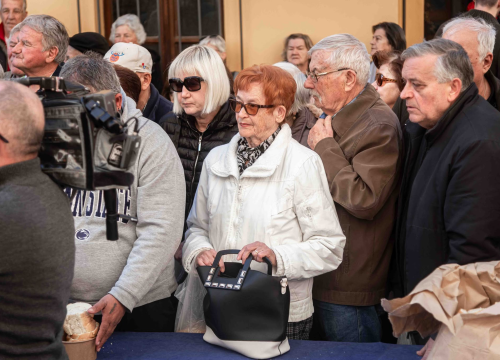Fotografija 2 - Vremenski uvjeti ovog puta idealni: Šibenski obrtnici građanima podijelili 1000 porcija bakalara