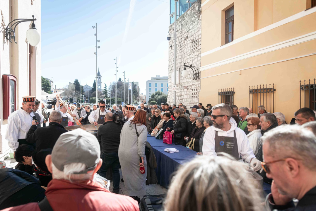 Vremenski uvjeti ovog puta idealni: Šibenski obrtnici građanima podijelili 1000 porcija bakalara