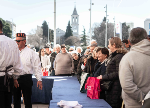 Fotografija 9 - Vremenski uvjeti ovog puta idealni: Šibenski obrtnici građanima podijelili 1000 porcija bakalara