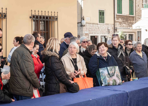 Fotografija 10 - Vremenski uvjeti ovog puta idealni: Šibenski obrtnici građanima podijelili 1000 porcija bakalara