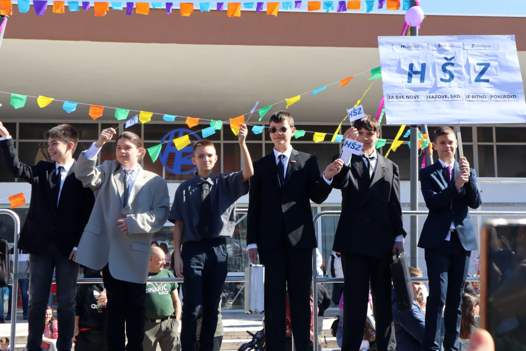 Vesela atmosfera: Velikoj maškaranoj povorci u Kninu pridružili se svi uzrasti